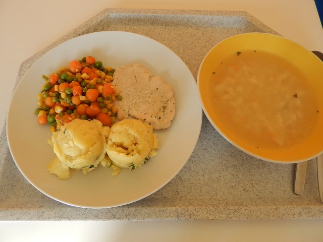 květáková s vejci, kuřecí plátek, dušená zelenina, brambor