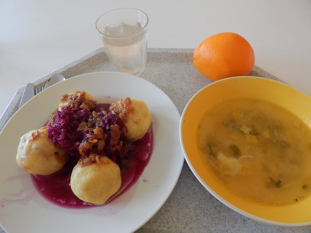 pórková polévka, bramborové knedlíky plněné mletým masem, zelí