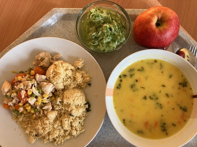 kukuřičná polévka s mrkví, kuřecí maso na zelenině s kuskusem