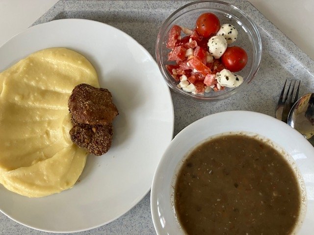 čočková polévka, karbanátek s bramborovou kaší