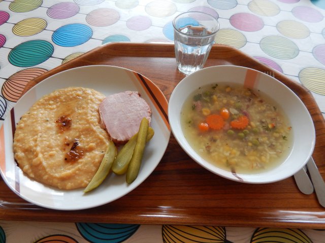 zeleninová polévka, hrachová kaše, uzené maso, okurka