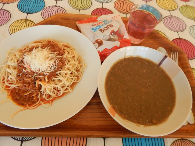 čočková polévka, boloňské špagety se sýrem, MIKULÁŠSKÁ NADÍLKA