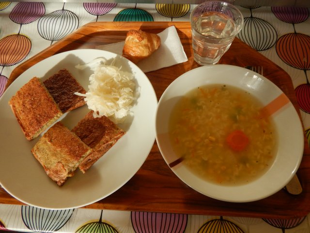 polévka z vaječné jíšky, bramborák, zelí, moučník