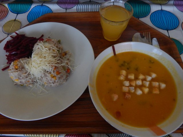 dýňová polévka, rizoto s mletým masem a zeleninou, červená řepa