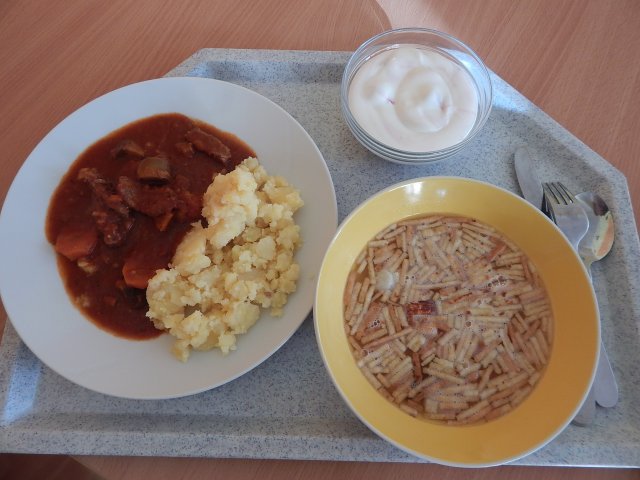 vývar s těstovinami, hovězí po burgunsku, bramborová kaše