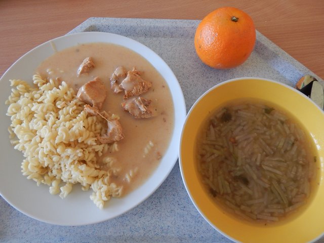 kedlubnová polévka s pohankou, krůtí na paprice, těstoviny