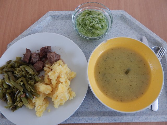 cuketová polévka, hovězí maso, fazolky na slanině, brambory