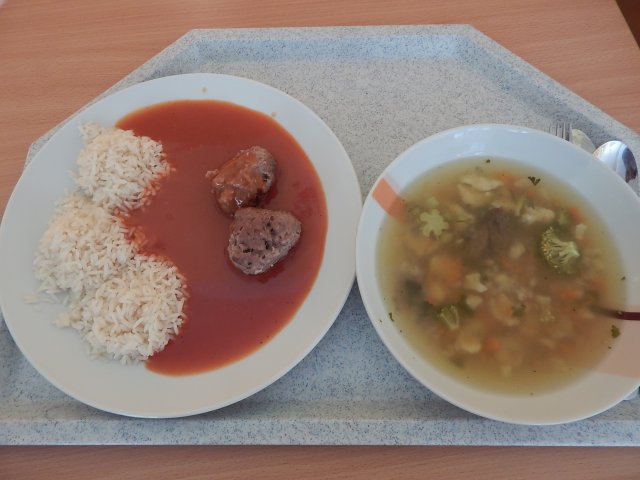 vývar se strouháním, čufty, rajská omáčka, rýže