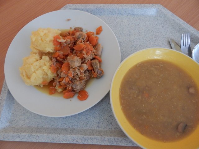 čočková polévka, vepřové v mrkvi, brambory