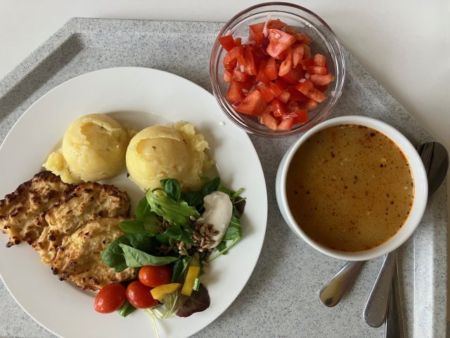 gulášová polévka, květákové placičky s bramborem