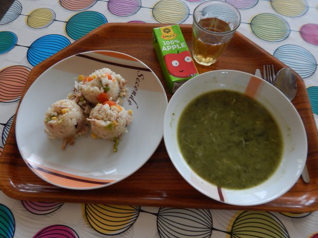 špenátová polévka s vajíčkem, vepřové rizoto se zeleninou, kyselá okurka