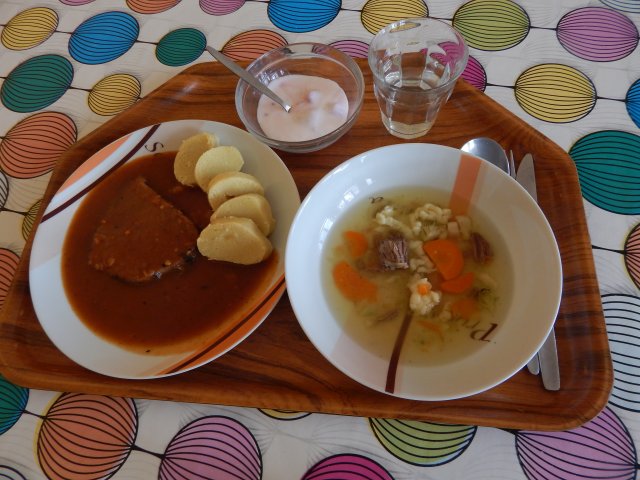 hovězí vývar, strouhání, hovězí na zelenině, bramborový knedlík, jogurt s lesním ovocem