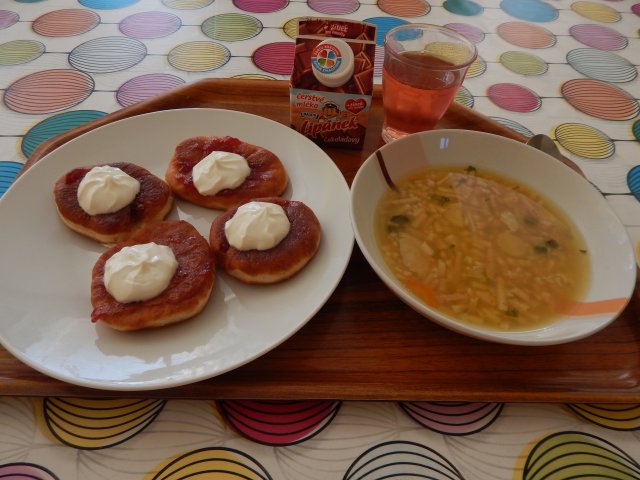 zeleninová s celestýnskými nudlemi, bavorské vdolečky s marmeládou a tvarohem, mléko