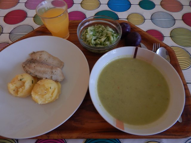 hráškový krém, tilápie na bylinkách, šťouchané brambory, okurkový salát, ovoce 