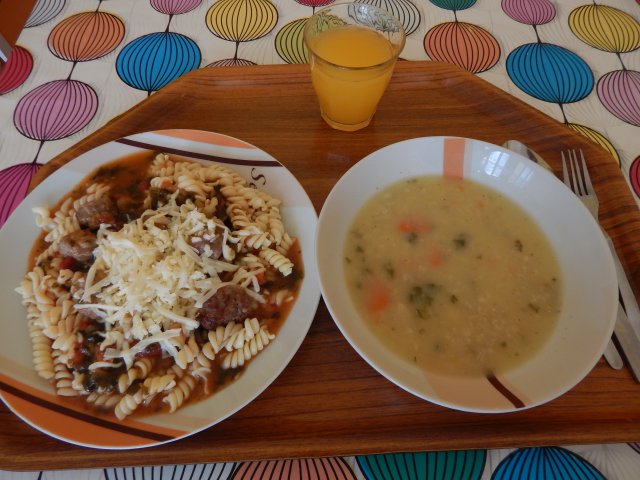 vločková polévka, masové kuličky s těstovinami a špenátem