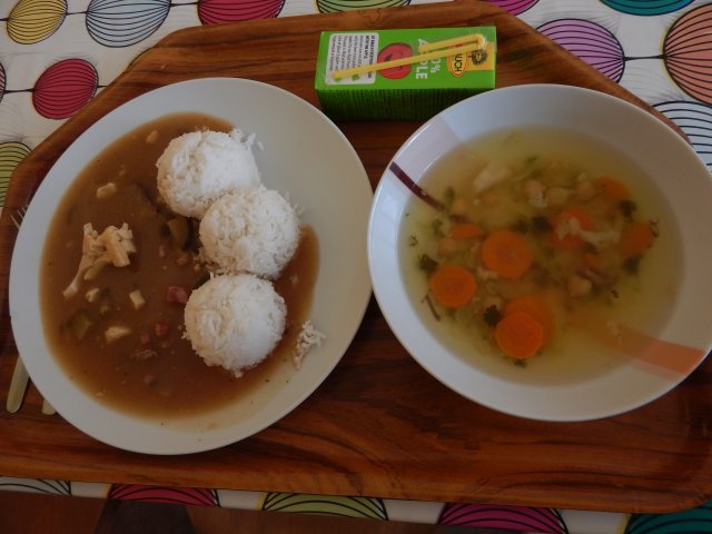 hovězí vývar s cizrnou, rozuteklý ptáček, rýže