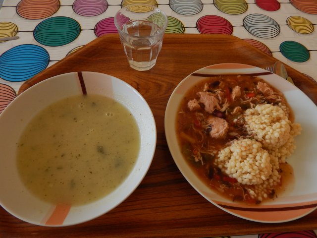 cuketová polévka, kuřecí maso po mexicku, tarhoňa