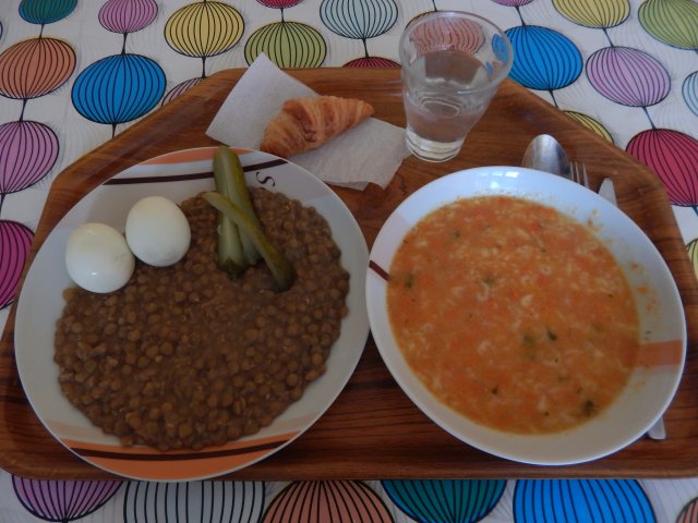 mrkvová polévka s těstovinami, čočka na kyselo, vejce, okurka