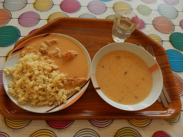 lososový krém, kuře na paprice, těstoviny