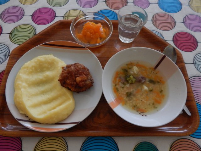 vývar z pepitky, holandský řízek, bramborová kaše, kompot