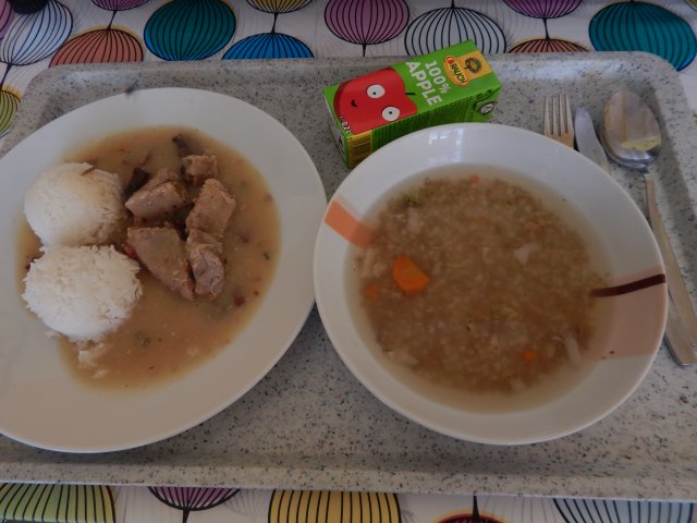 zeleninová s pohankou, vepřová kotleta po venkovsku, rýže