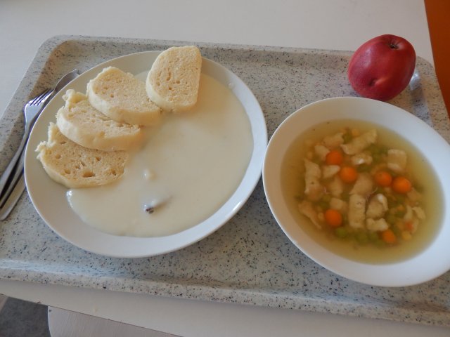 vývar s kapáním, hovězí maso v křenové omáčce, houskový knedlík