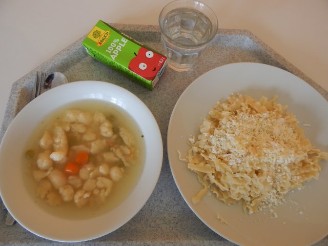 zeleninová polévka s krupičkou, nudle s tvarohem