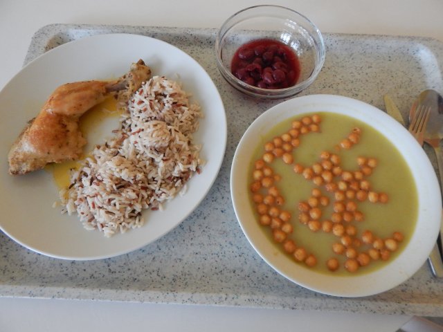 chřestová polévka, kuřecí stehno s rýží, kompot