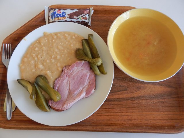 zeleninová polévka, hrachová kaše, uzené maso