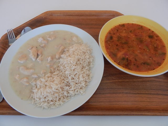 minestrone, smetanová omáčka s krůtím masem, rýže