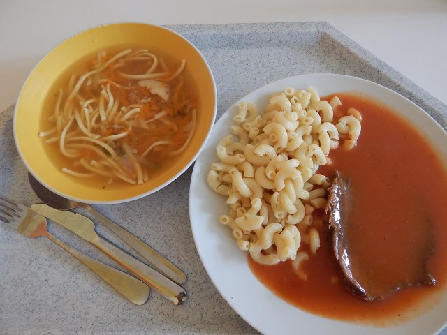 vývar s nudlemi, rajská omáčka, hovězí maso, těstoviny