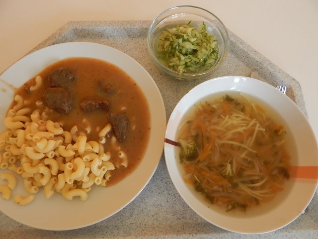 vývar s noky, hovězí guláš, těstoviny