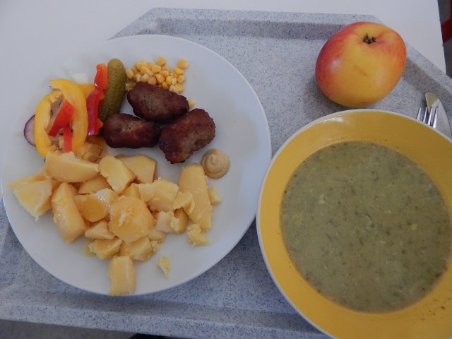 špenátová s vajíčkem, čevapčiči, brambory, obloha