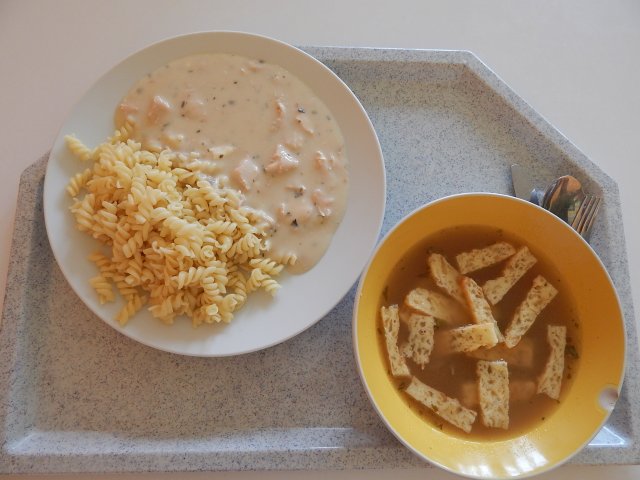 francouzská cibulačka, sýrová omáčka s kuřecím, těstoviny