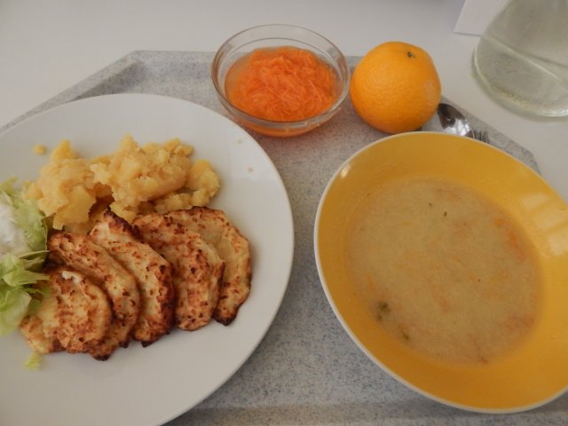 krupicová polévka, květákové placičky, brambory