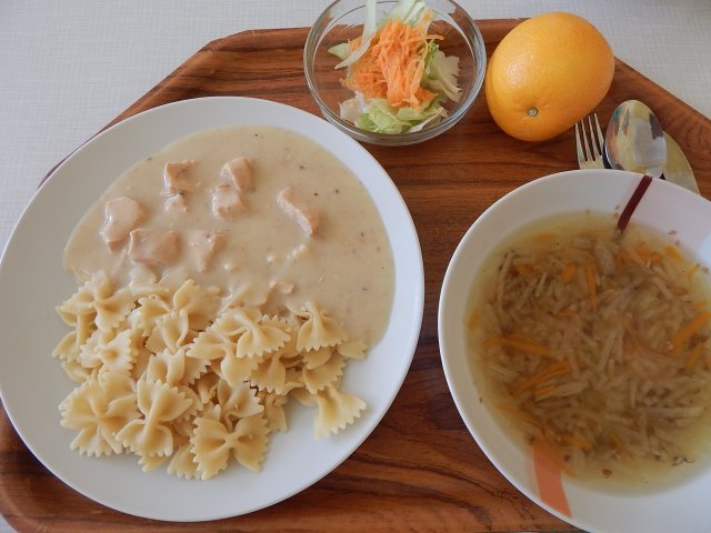 kedlubnová polévka s pohankou, kuře na kari, těstoviny