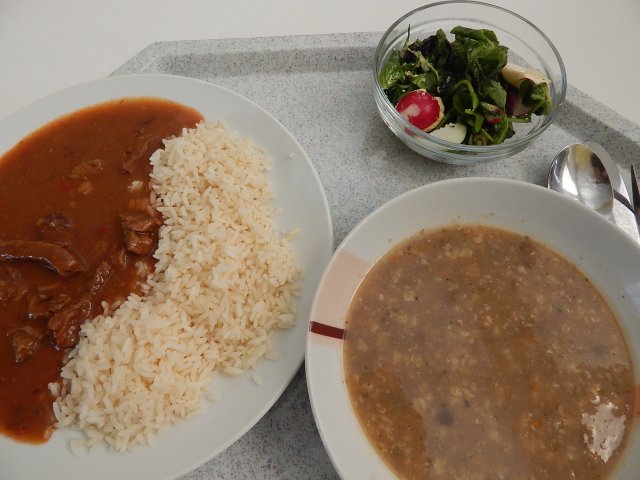 hrstková polévka, cikánská hovězí pečeně, rýže
