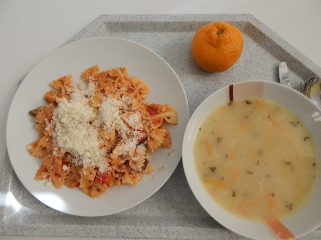 květáková polévka, farfale se zeleninou a parmazánem