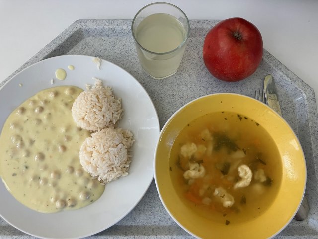 zeleninová polévka s drožďovými nočky, cizrna na kari s rýží