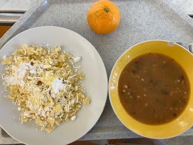 fazolová polévka, nudle s tvarohem