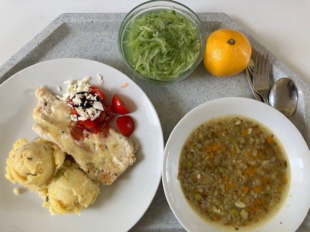 zeleninová polévka s pohankou, kuřecí plátek s mozzarelou, brambory