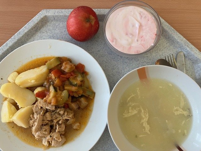 zelná polévka, kuřecí maso, zelenina ratatuje, brambory