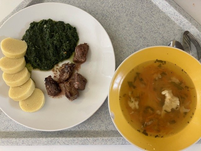 vývar s vaječným strouháním, hovězí na česneku, bramborový knedlík, špenát