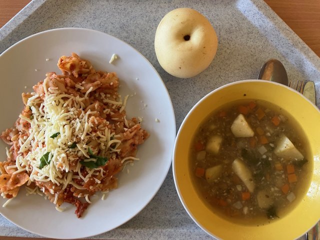 česnečka, farfale se zeleninou a mozzarelou