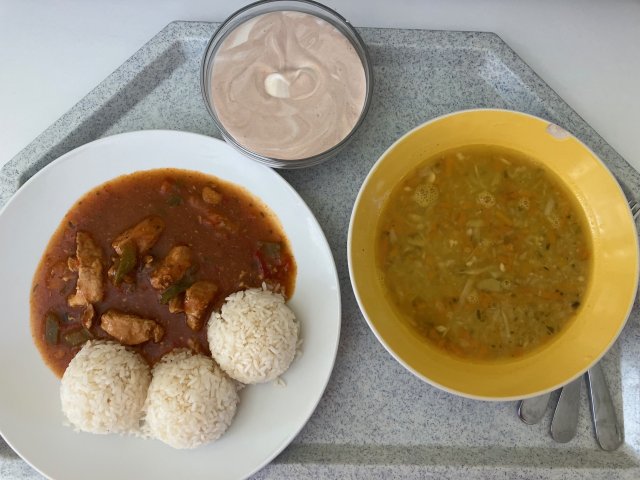 čočková polévka, vepřové po srbsku, rýže