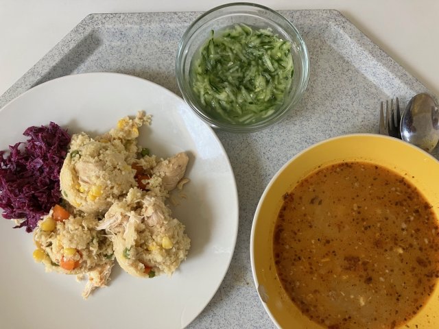 gulášová polévka, kuskus s kuřecím masem a zeleninou