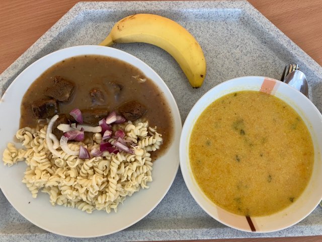 lososový krém, hovězí guláš s těstovinami