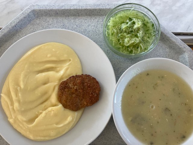 květáková polévka, holandský řízek s bramborovou kaší