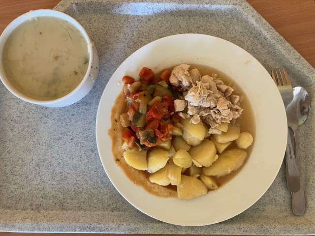 zelná polévka, kuřecí maso, zelenina ratatuje, brambory