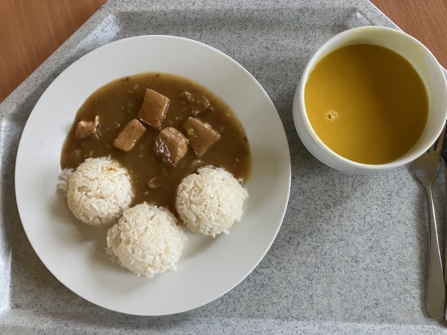 dýňová polévka, vepřová kotleta po venkovsku s rýží